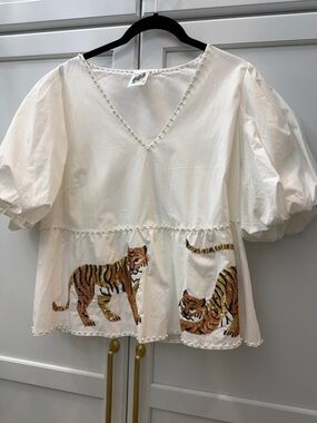 QUEEN OF SPARKLES White Puff-Sleeve Peplum Top with Embroidered Tigers. NWT L